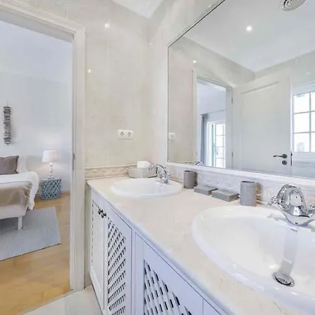 Vila Sleeps 5 With Pool Air Con And Wifi