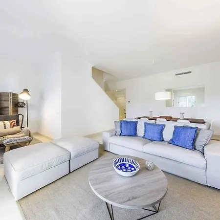 Sleeps 5 With Pool Air Con And Wifi